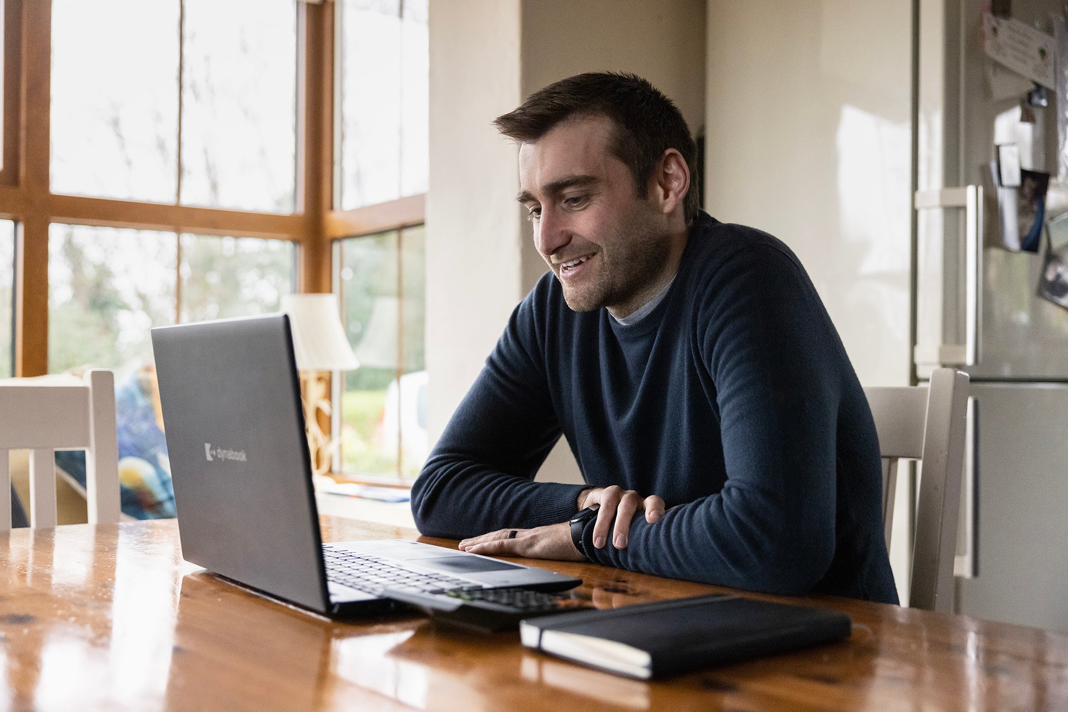 A small business owner checks their Xero account and uses their laptop to send an eInvoice.