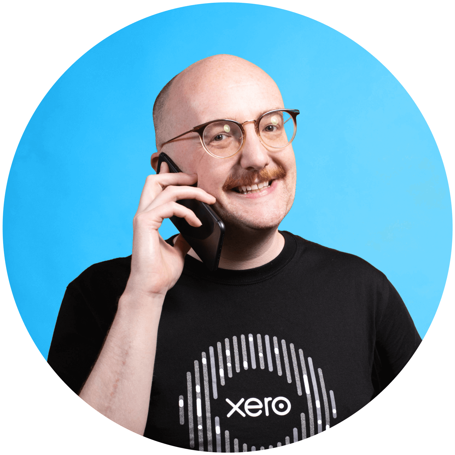 A Xero employee calls a customer by phone following an online request for phone support. 