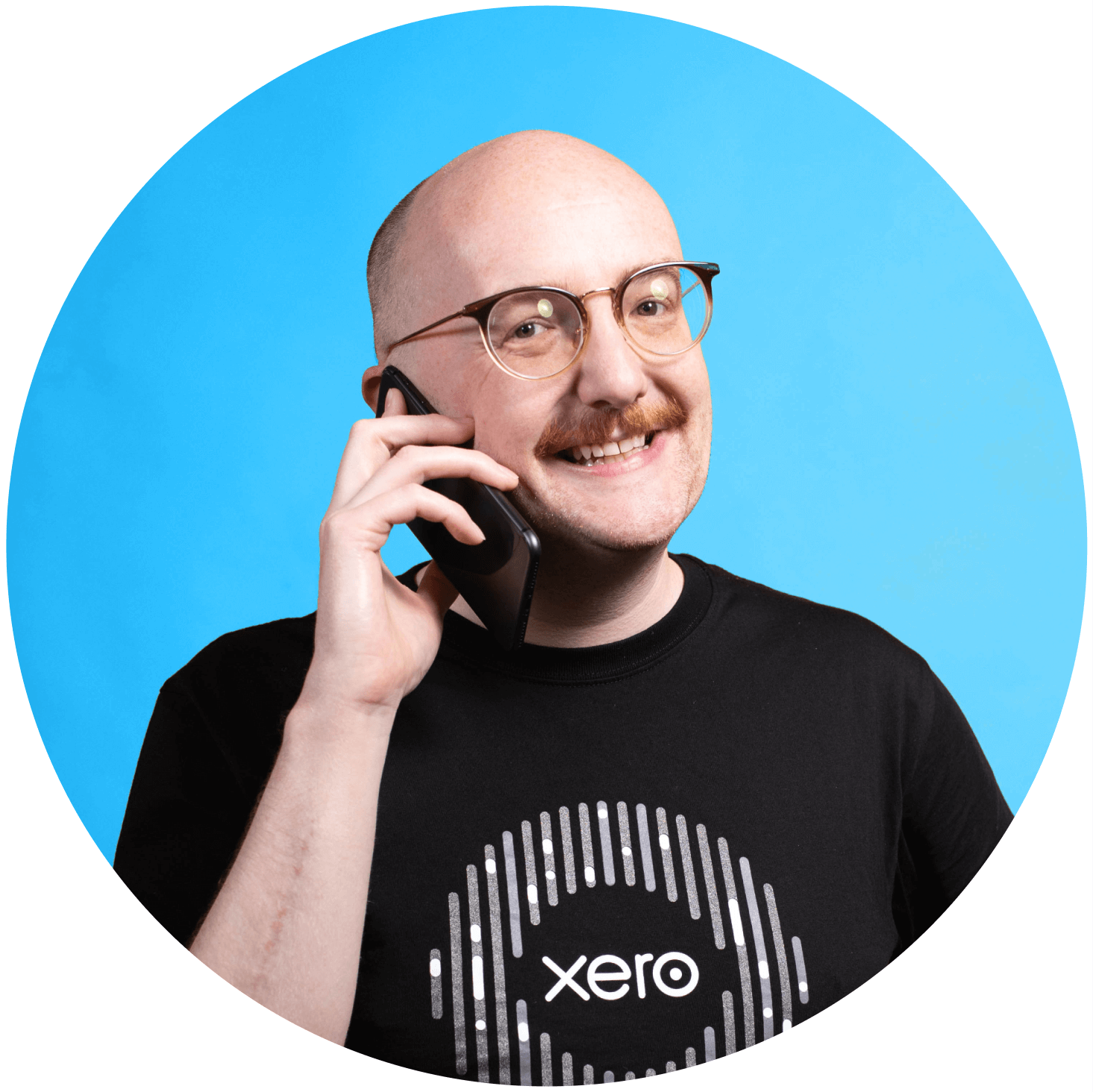 A Xero employee calls a customer by phone following an online request for phone support.