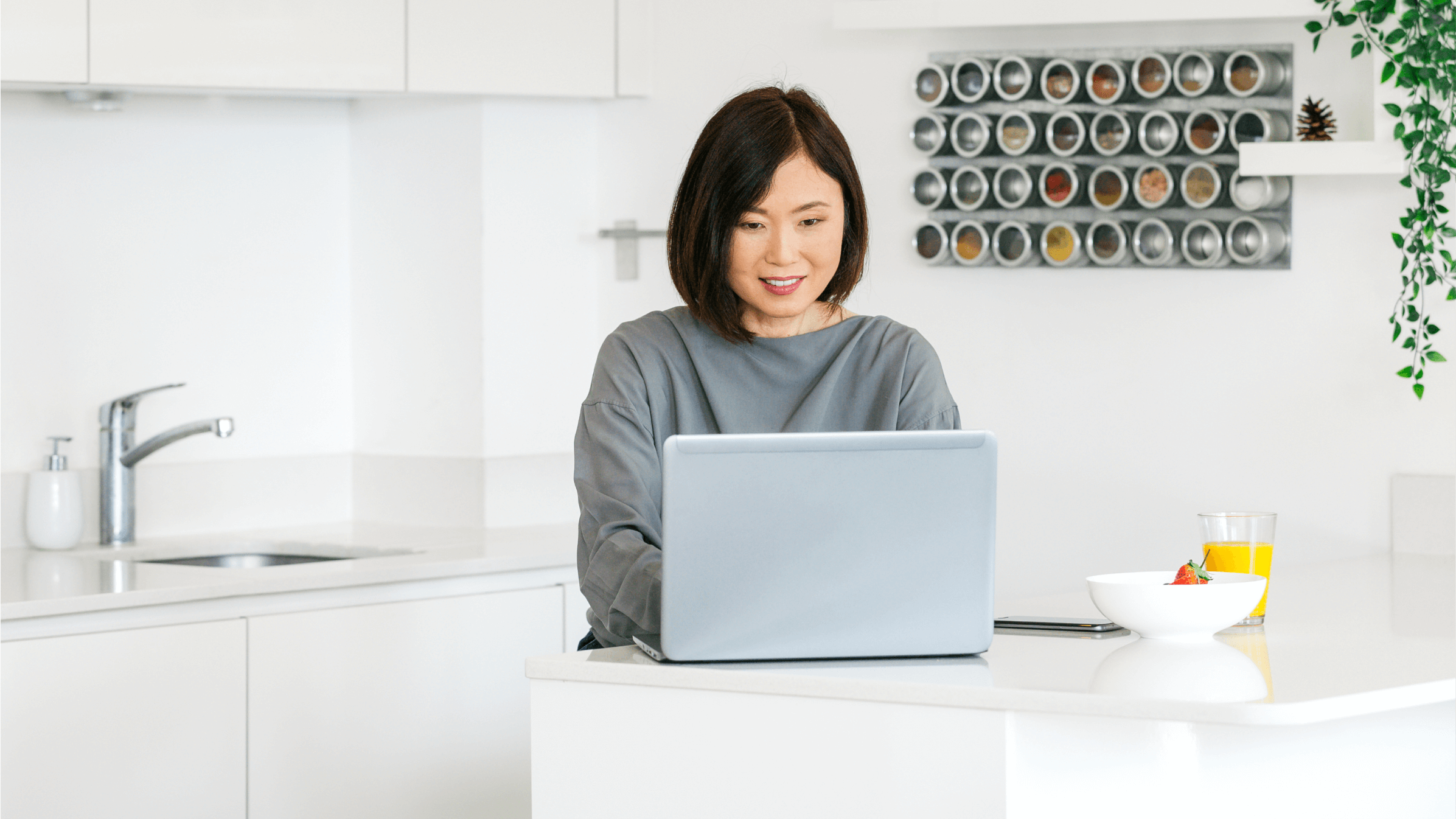 A business owner takes advantage of Xero’s free and unlimited online support while working from their laptop at home.