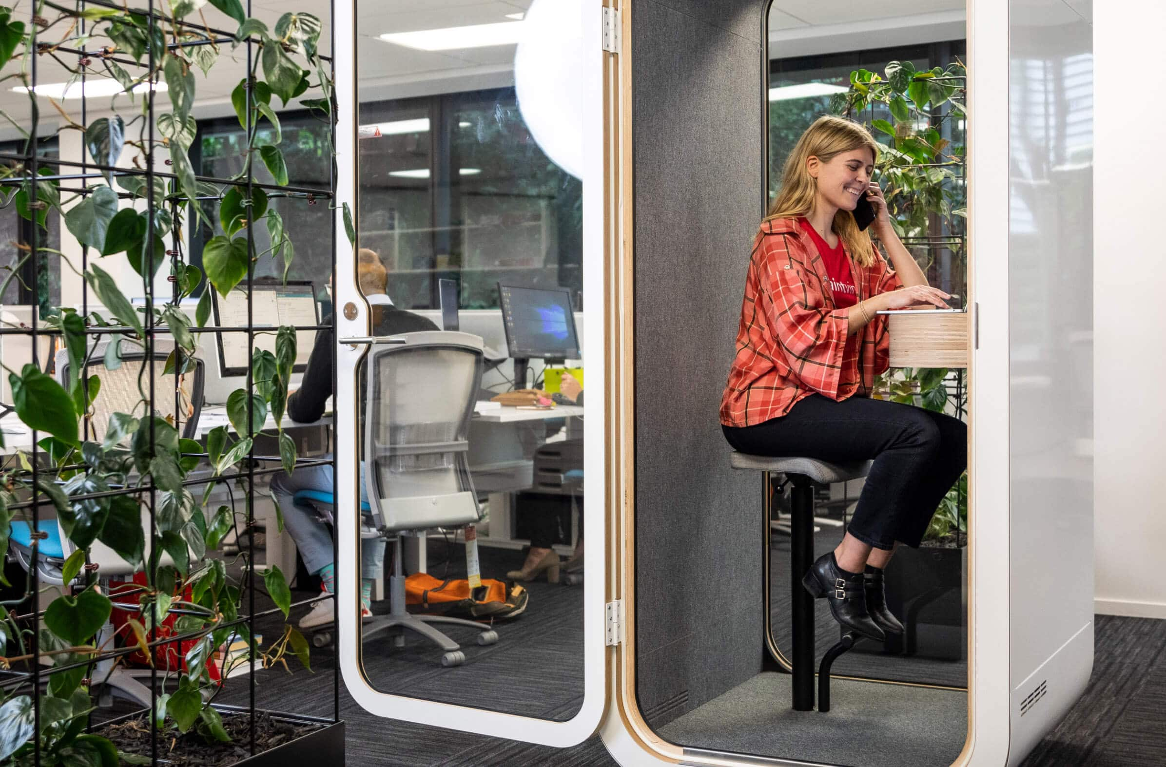 A Xero employee calls a customer after receiving an online request for phone support.