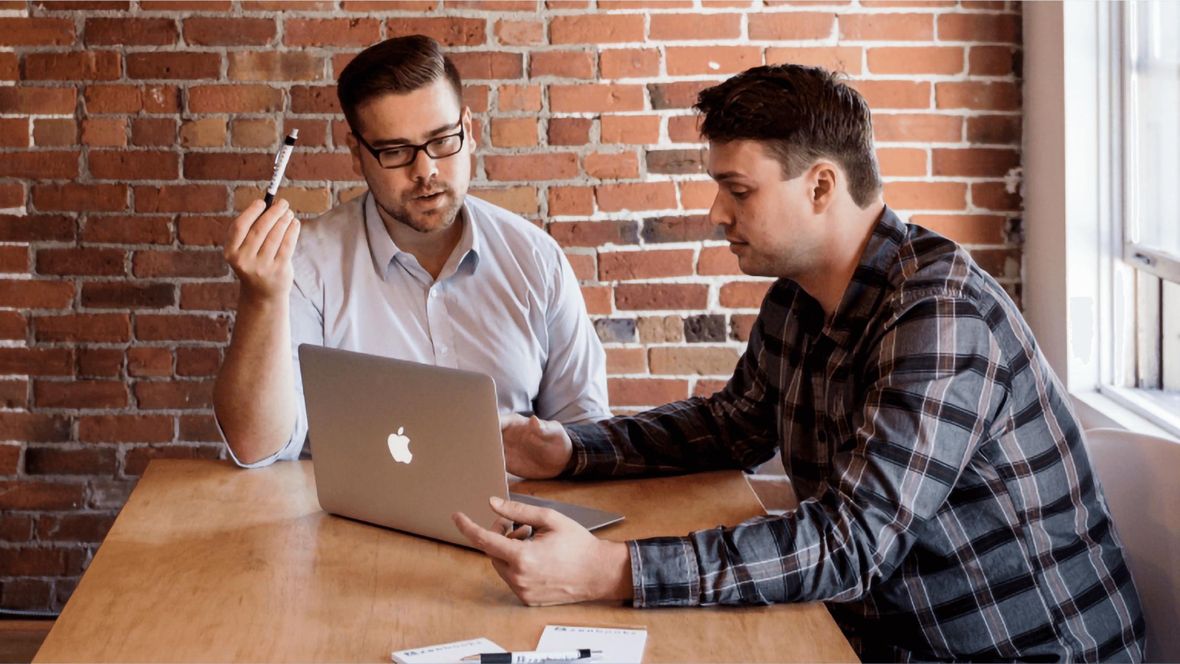 An accountant talks to a colleague and the benefits of digitisation and online accounting.