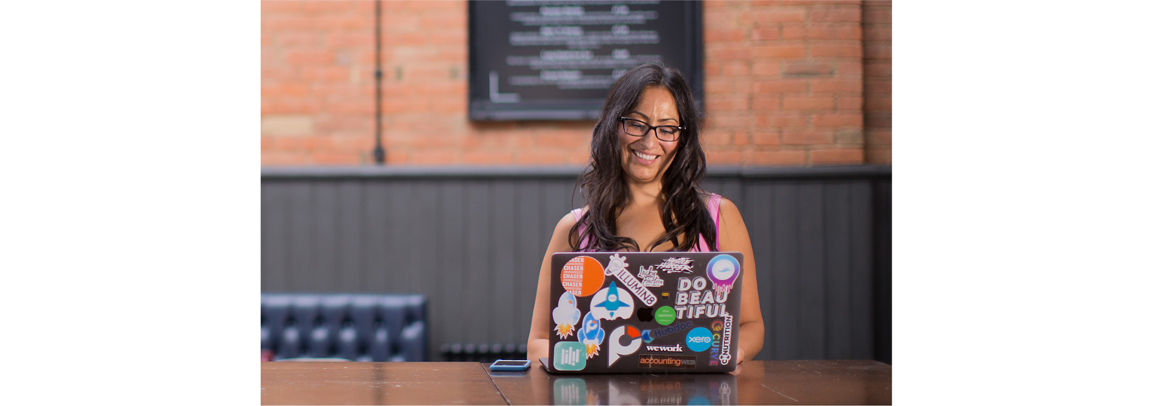 Accountant Alex Falcon Heurta works in Xero on their laptop while at a cafe.