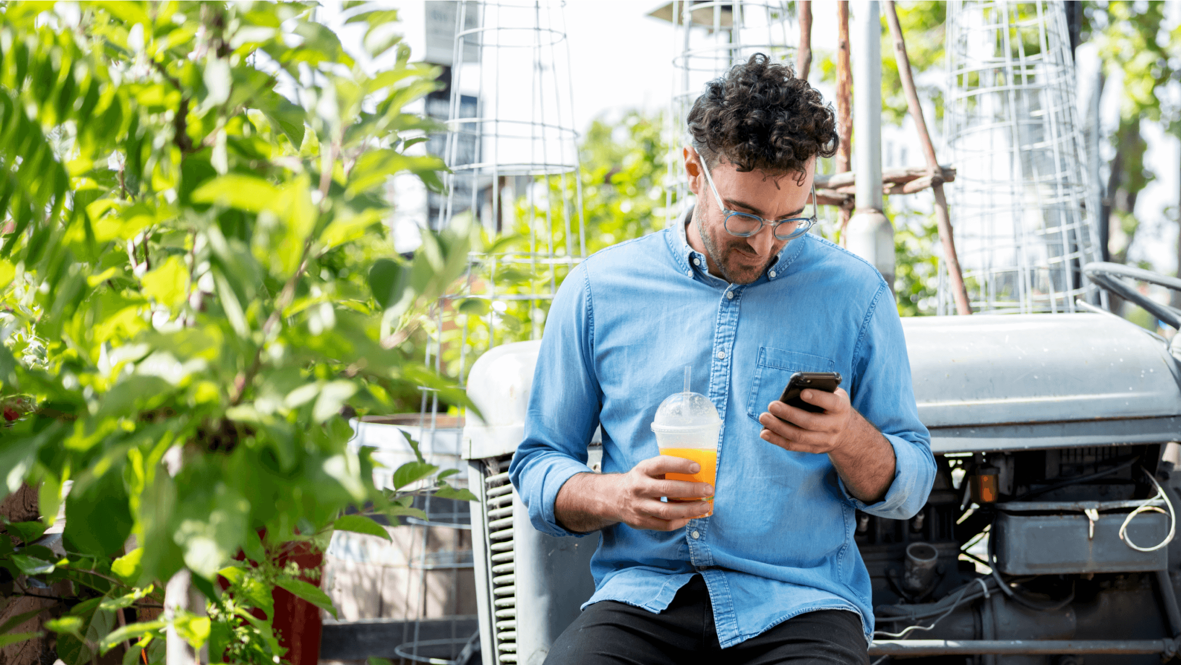 business owner checks their accounts, bills owing and cash flow in Xero on their mobile phone.