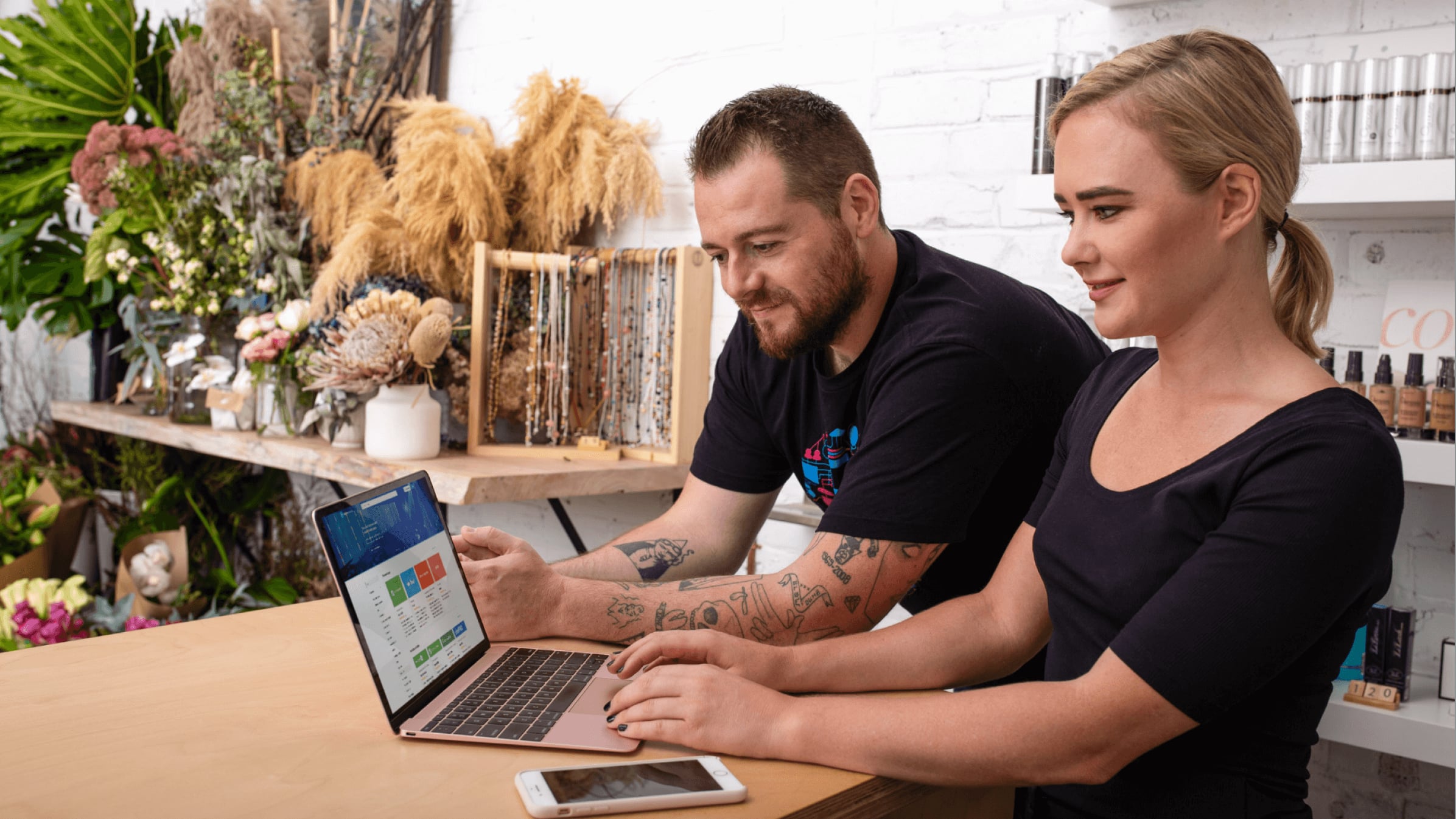 A Xero partner consultant uses their laptop to talk a new client through Xero’s implementation process. 
