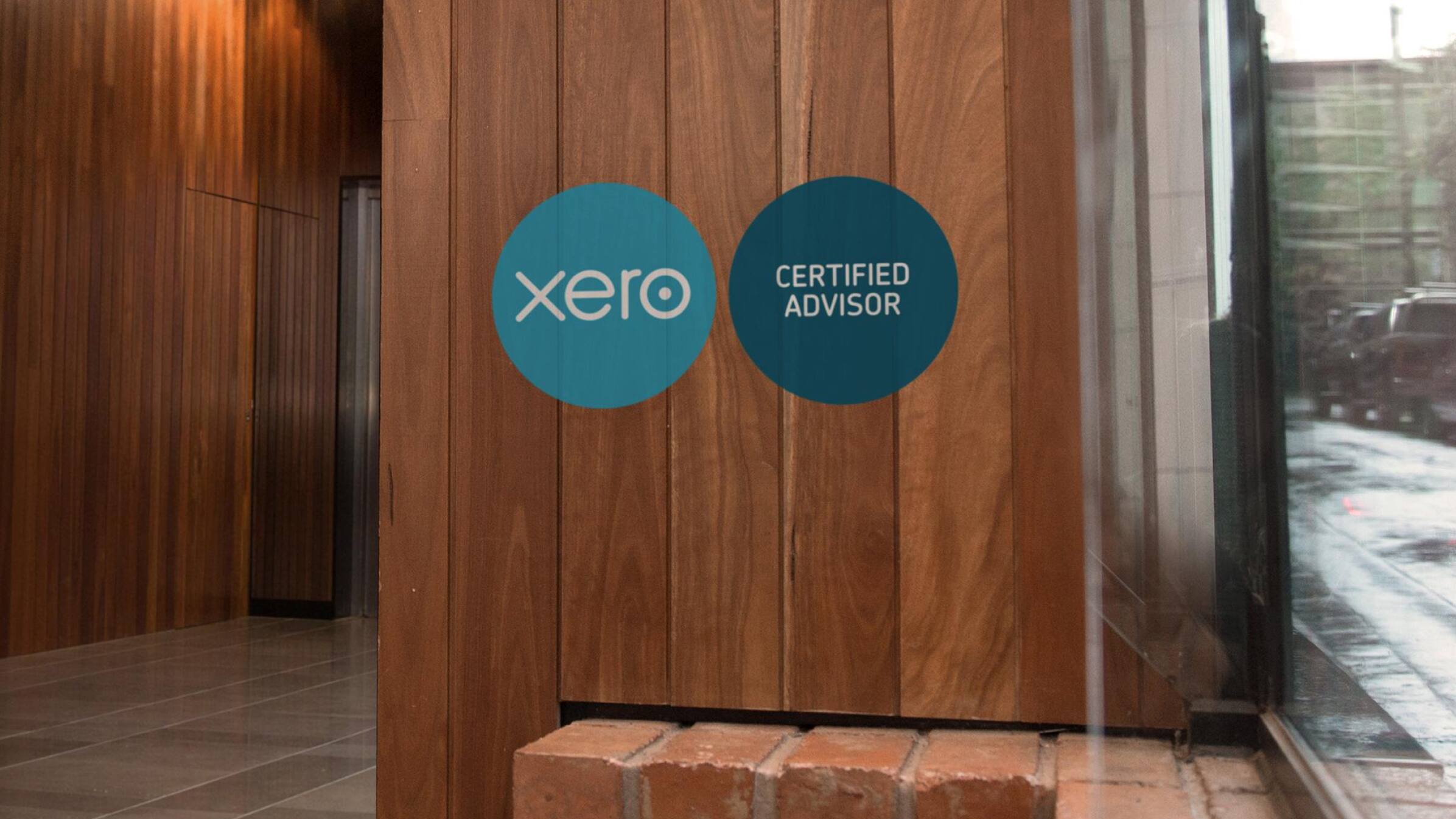 The Xero and certified advisor logos with the background of an office foyer. 
